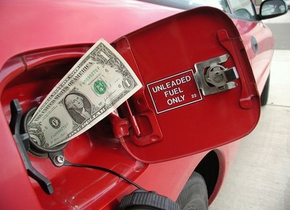 Доллар и бензин стремительно рвутся к новым «психологическим» барьерам