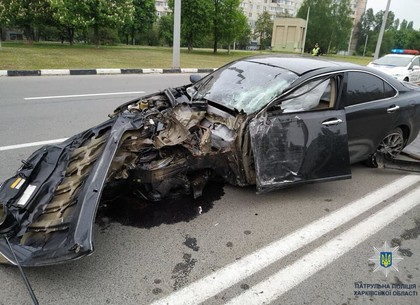 ДТП на Алексеевке: Lexus врезался в столб