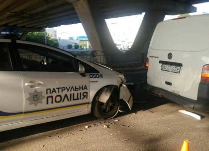 Автомобиль патрульной полиции попал в ДТП под мостом