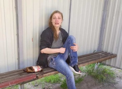 На Новоселовке местная жительница бьет детей на игровых площадках (ФОТО)
