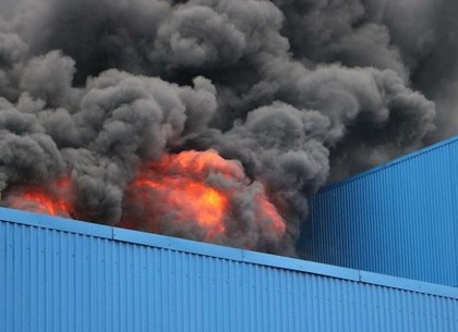 В пригороде Харькова всю ночь горели продуктовые склады (ФОТО)