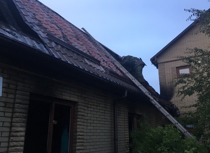 Три десятка пожарных тушили частный особняк под Харьковом (ФОТО)