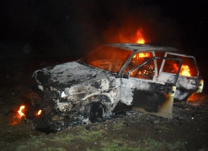 Ночью в частном дворе сгорел хозяин в автомобиле