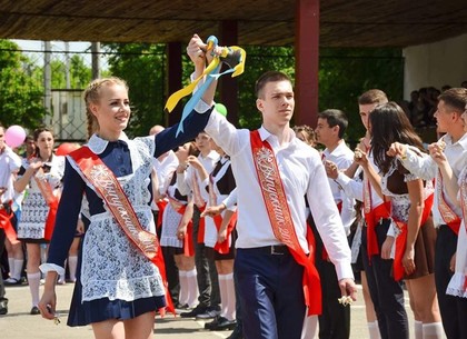 Геннадий Кернес поздравил школьников с окончанием учебного года