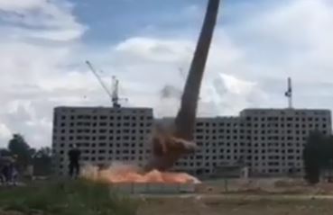 Взрыв на территории  завода уничтожил 70-метровую трубу (ВИДЕО)