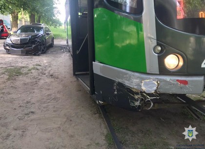На Салтовке Mercedes пошел на таран трамвая (ФОТО)