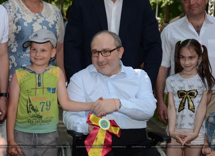 Геннадий Кернес наградил талантливых детей Новобаварского района