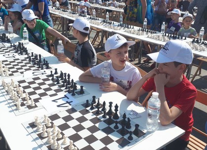 Новый рекорд: в Харькове шесть сотен детей одновременно сыграли в шахматы