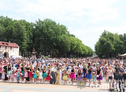 Наибольший парад семей защитников Украины прошел в Харькове (ФОТО)