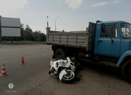 Грузовик подбил мотоциклиста на Салтовке