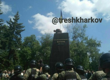 В Харькове снесли памятник Жукову (ВИДЕО, ФОТО)