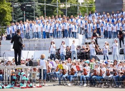На площади Свободы одновременно выступили 4 тысячи детей (ФОТО)