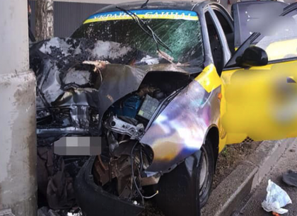 На Московском проспекте такси врезалось в столб: пострадал водитель