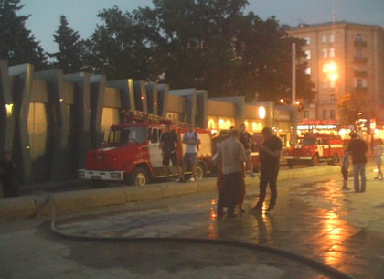 Вечерний пожар и эвакуация посетителей в помещении ХНАТОБа (ФОТО)