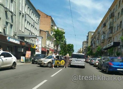В центре Харькова Hyundai задним ходом врезался в Mercedes