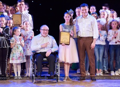 Геннадий Кернес поздравил победителей детского конкурса (ФОТО)