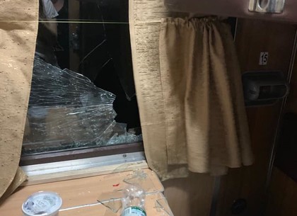 Под Харьковом атаковали булыжниками поезд (ФОТО)