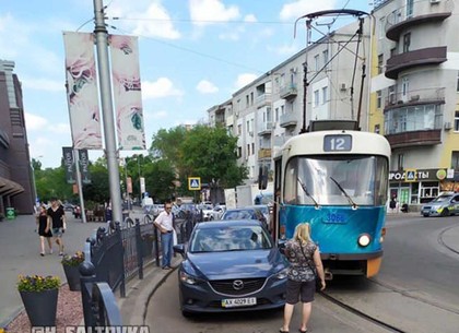 Герой парковки заблокировал двжение трамваев в центре Харькова