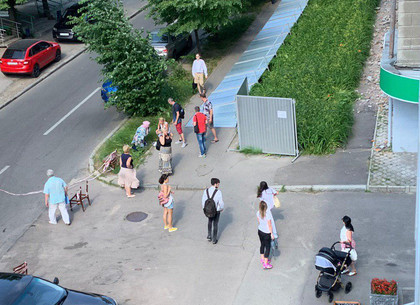 В Харькове на женщину с детьми упал забор: подробности