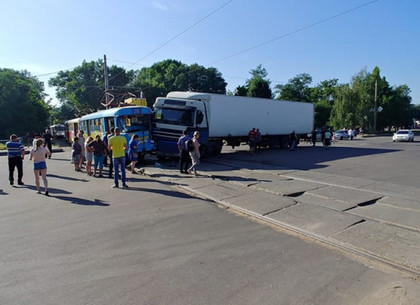 В Харькове врезались трамвай и тяжеловесная грузовик