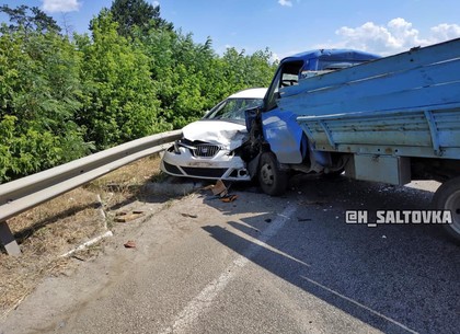 Серьезная авария в пригороде Харькова: машину впечатало в отбойник, есть пострадавшие (фото)