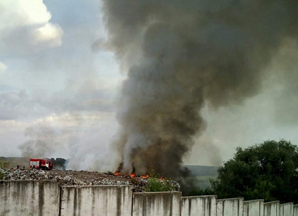 Под Харьковом горел мусорный полигон (ВИДЕО)