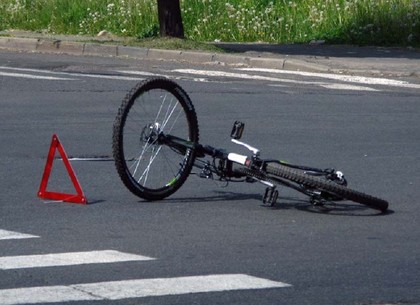 Полуденное ДТП: велосипедист оказался в больнице после тарана припаркованного авто