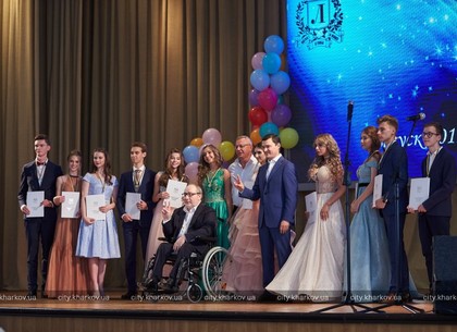 Геннадий Кернес поздравил выпускников
