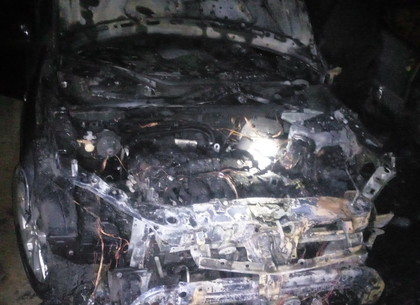 На стоянке у подъезда от вспыхнувшего ВАЗа загорелся элитный «Mitsubishi Outlander» (ФОТО)
