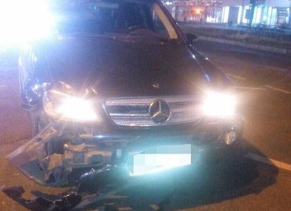 В Харькове столкнулись элитный Mercedes и мотоцикл: пострадал водитель двуколесного
