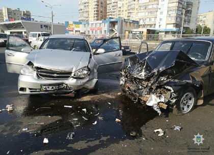 ДТП: две машины не поделили улицу (ФОТО)