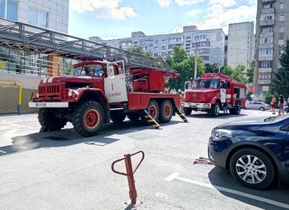 В бизнес-центр на Павловом Поле съехались пожарные машины (ФОТО)