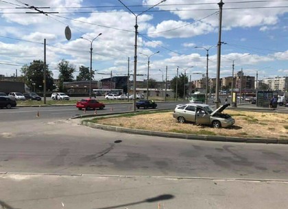 Столкновение ВАЗов на Одесской: автомобиль оказался в клумбе