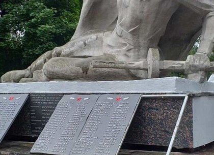 Вандалы повредили памятник погибшим воинам (ФОТО)