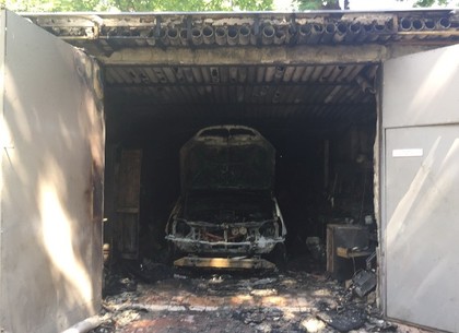 На Есенина сгорел автомобиль в гараже (ВИДЕО, ФОТО)