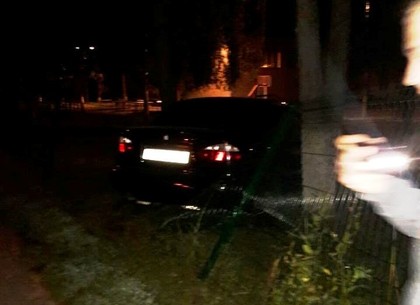 Автомобиль врезался в забор харьковской школы (Обновлено)