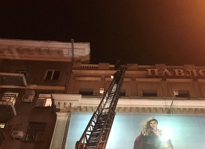 Две девушки залезли на крышу Павловского, снимать пришлось спасателям (ВИДЕО, ФОТО)