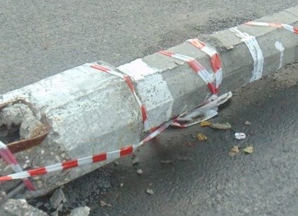 В Харькове водитель с признаками наркотического опьянения снес осветительный столб (ФОТО)