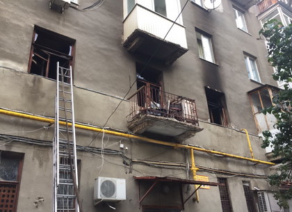 Пожар в центре Харькове: женщину по лестнице эвакуировали с балкона (ВИДЕО, ФОТО)