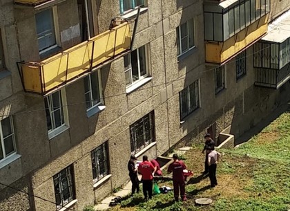 В Харькове разбился мужчина, упав с высоты