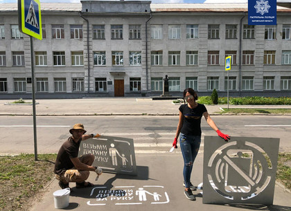 Патрульные рисуют необычные знаки на пешеходных переходах