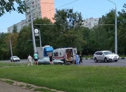 Велосипедиста увезла скорая после ДТП на Алексеевке (ФОТО)