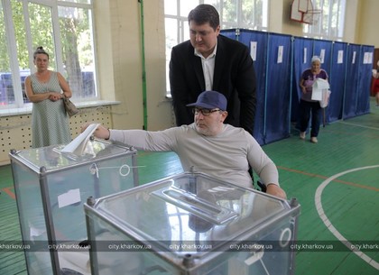 Геннадий Кернес проголосовал на выборах в Верховную Раду (ФОТО)