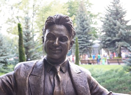 В саду Шевченко установили новую скульптуру (фото)