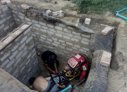 Спасатели с помощью спецсредств вытащили женщину из каменной ямы (ФОТО)