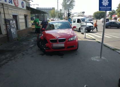 ДТП в центре: BMW снес дорожный знак и вылетел на тротуар (ВИДЕО, ФОТО)
