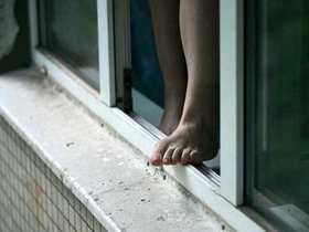 В пригороде Харькова женщина выбросилась из окна