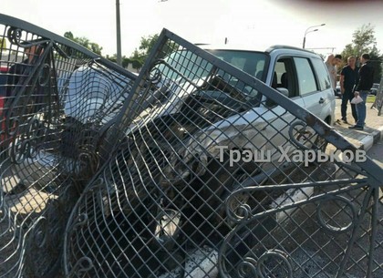 На Гагарина ДТП: автомобиль снова снес ограждение (Обновлено, ФОТО)