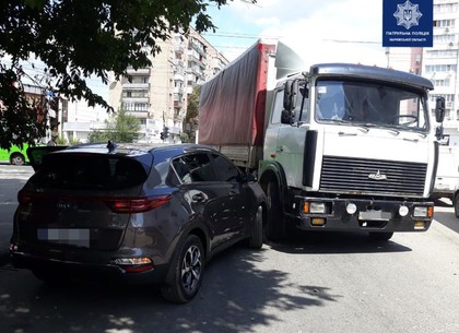 ДТП возле метро «Проспект Гагарина»: МАЗ не пропустил легковушку (ФОТО)