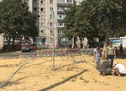 В городе устанавливают игровые комплексы на детских площадках